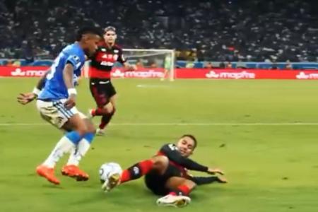 Drible sofrido por Lino para Arroyo em Cruzeiro 1 x 1 Flamengo • Reprodução/X Libertadores