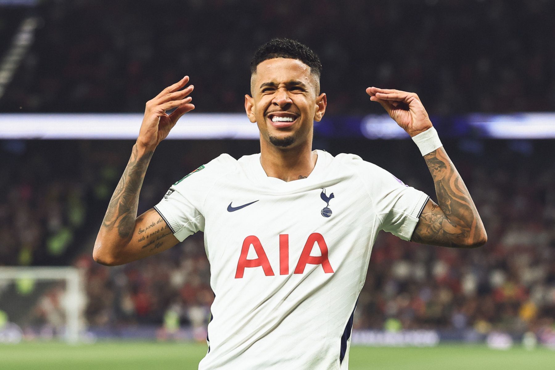 Savinho marca em estreia, e Tottenham avança com goleada na Copa da Liga