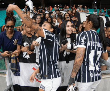 Jogadoras do Corinthians com torcedoras após jogo em 2026