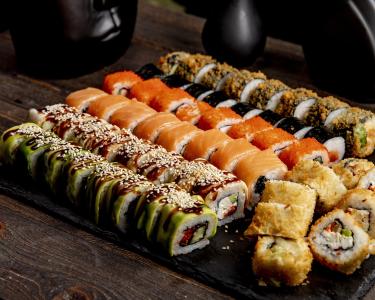 Cenoura, pepino e manga substituem o peixe em uma versão leve e colorida do tradicional sushi.