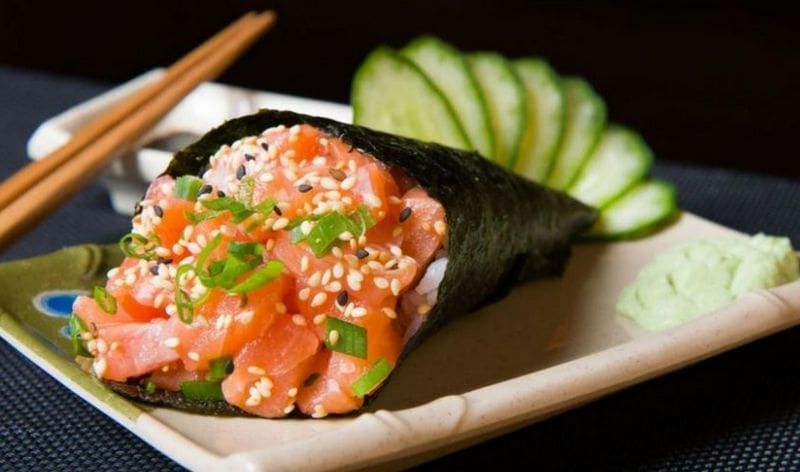 Temaki ganha novos formatos e vira experiência no balcão