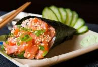 Temaki ganha novos formatos e vira experiência no balcão