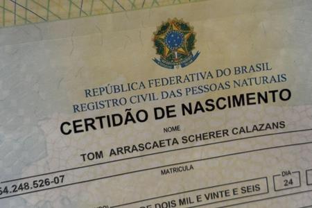 Certidão de nascimento falsa de Tom