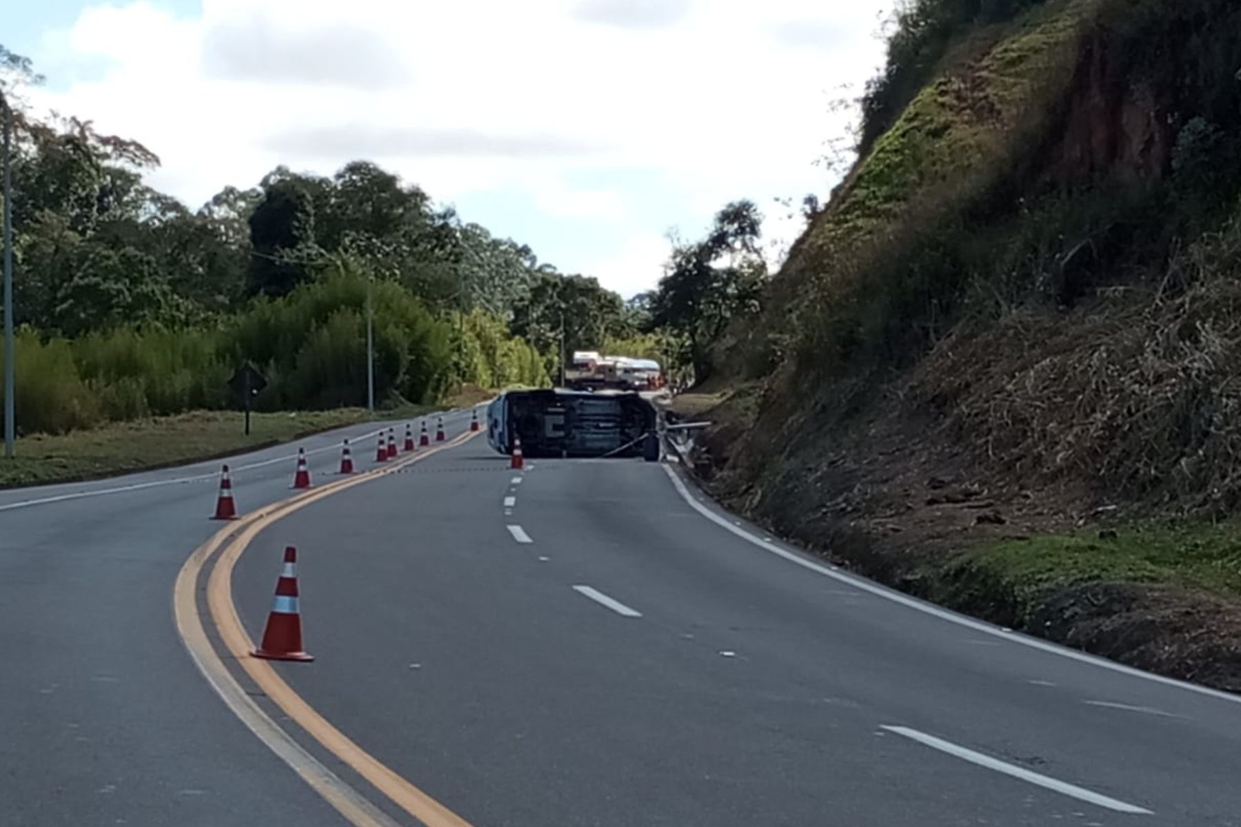 Caminhonete com produto radioativo tomba na BR-116 em Além Paraíba