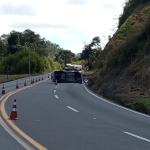 Caminhonete com produto radioativo tomba na BR-116 em Além Paraíba