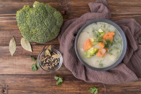 Cogumelos, inhame e legumes transformam esta sopa vegana em uma opção nutritiva para os dias frios.