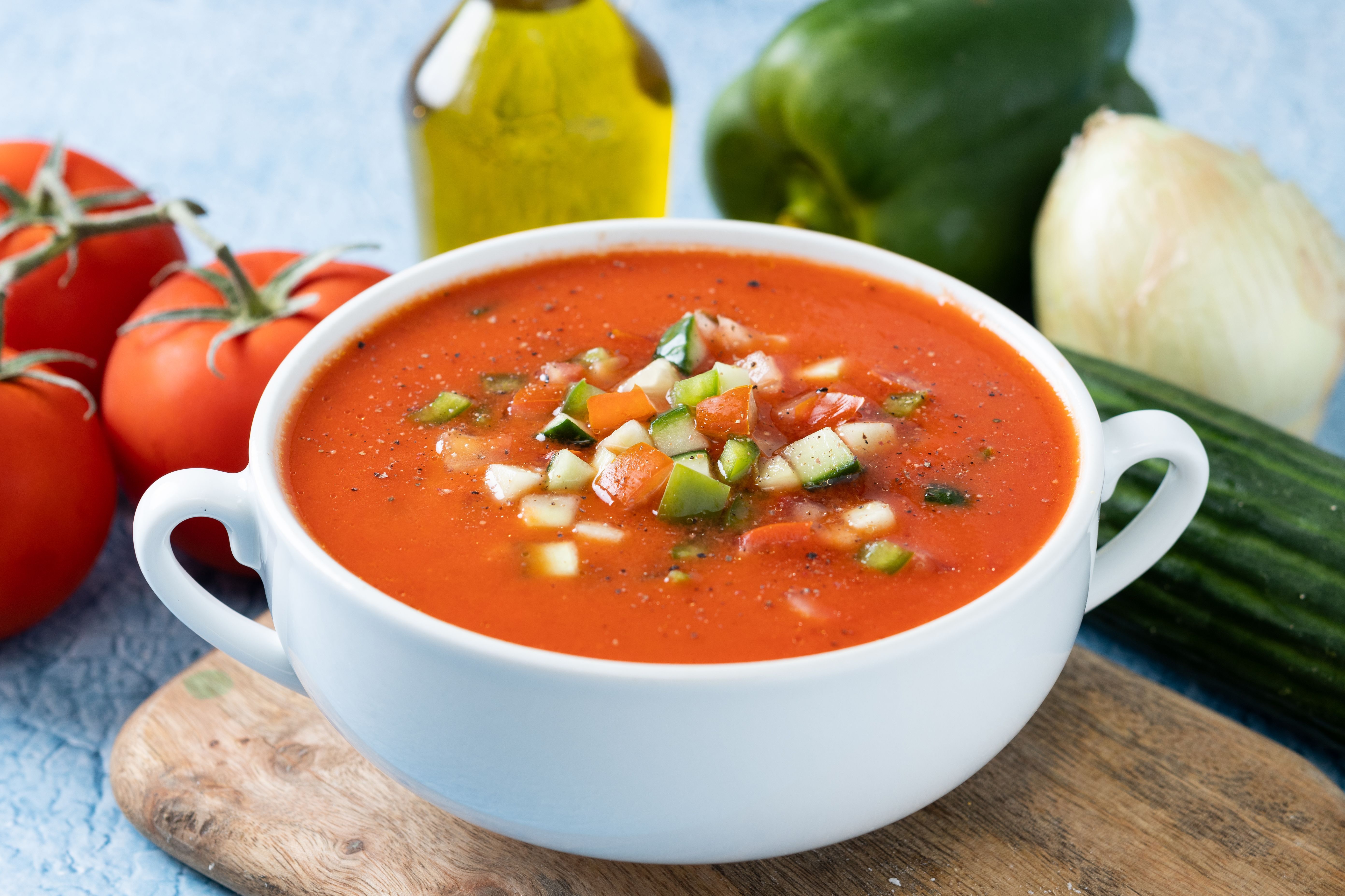 Sopa de tomate vegana ganha espaço entre receitas leves