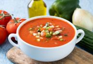 Sopa de tomate vegana ganha espaço entre receitas leves
