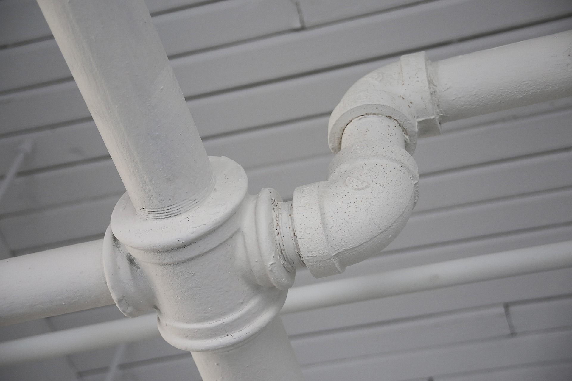 Gambiarra com tubo de PVC enterrado no jardim que funciona como ar-condicionado