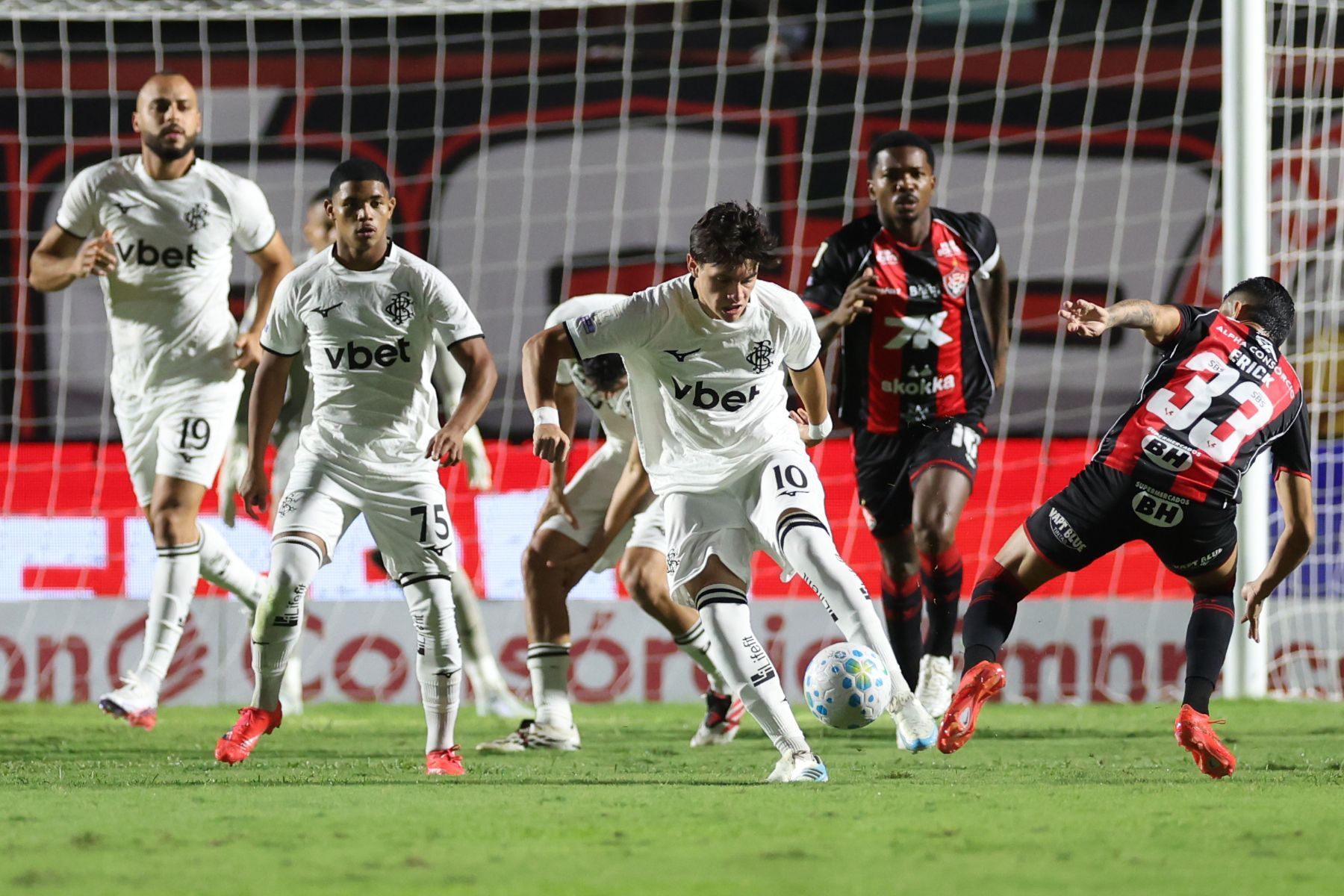 Vitória vence Botafogo em casa e quebra jejum no Brasileirão