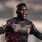 Viveros brilha, Athletico-PR vence na Vila e mantém Santos no Z4 do Brasileirão