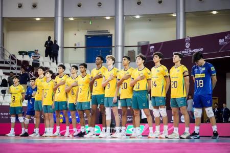 Jogadores do Brasil durante execução do hino nacional no Mundial Sub-17