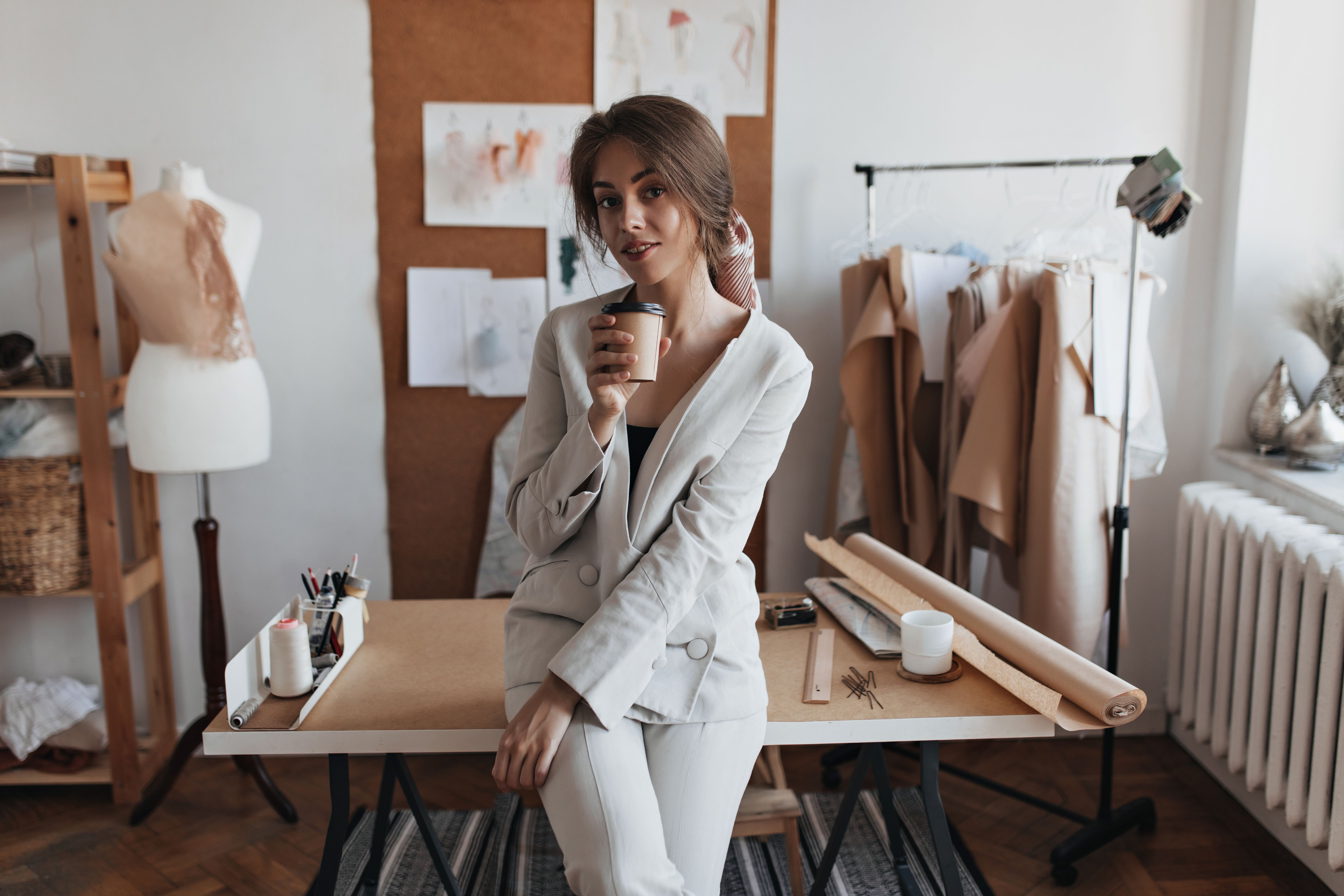 Alfaiataria desconstruída transforma peças clássicas em looks versáteis