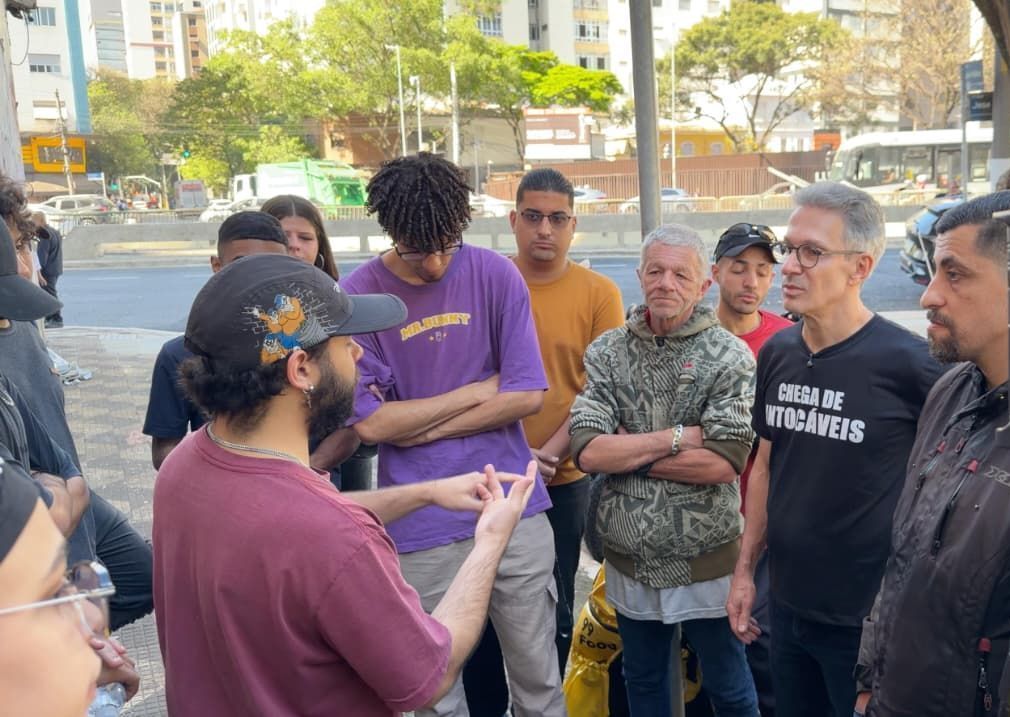 Zema propõe tarifa mínima para entregadores de aplicativos em conversa com a categoria