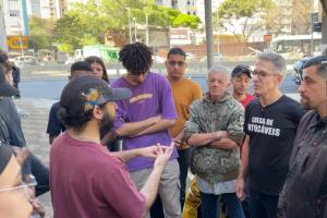 Zema propõe tarifa mínima para entregadores de aplicativos em conversa com a categoria