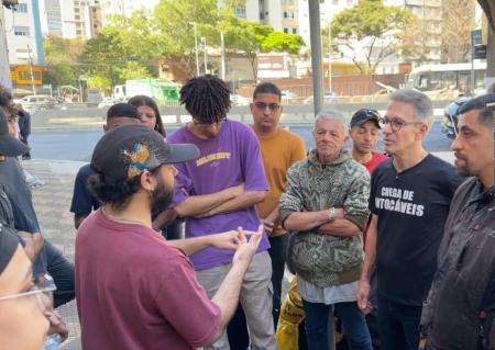 Zema se reúne com motoboys em São Paulo e propõe tarifa mínima para entregadores de aplicativos.