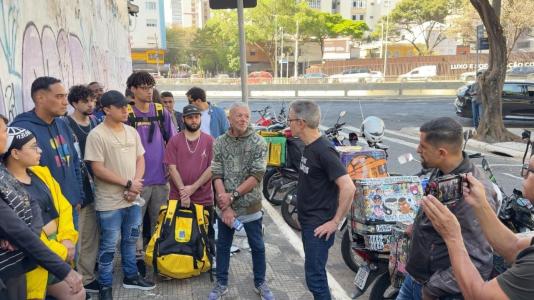Em encontro com motoboys, Zema defende a criação de uma tarifa mínima para trabalhadores de aplicativos. • Estevão Deboni / Divulgação
