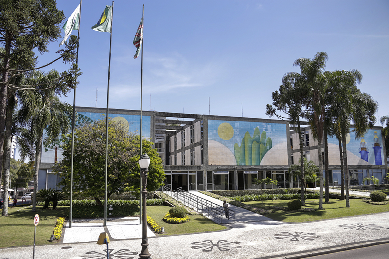 Prefeitura de Curitiba anuncia concursos com 348 vagas e salários de até R$ 38 mil