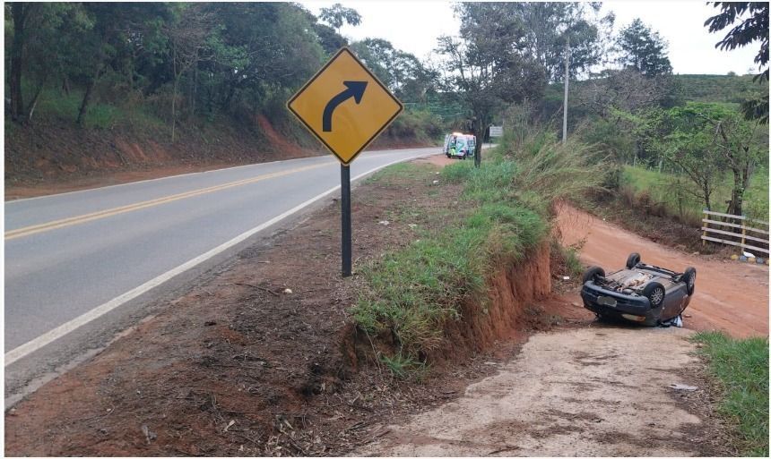 Carro capota em barranco e deixa criança ferida na MG-173