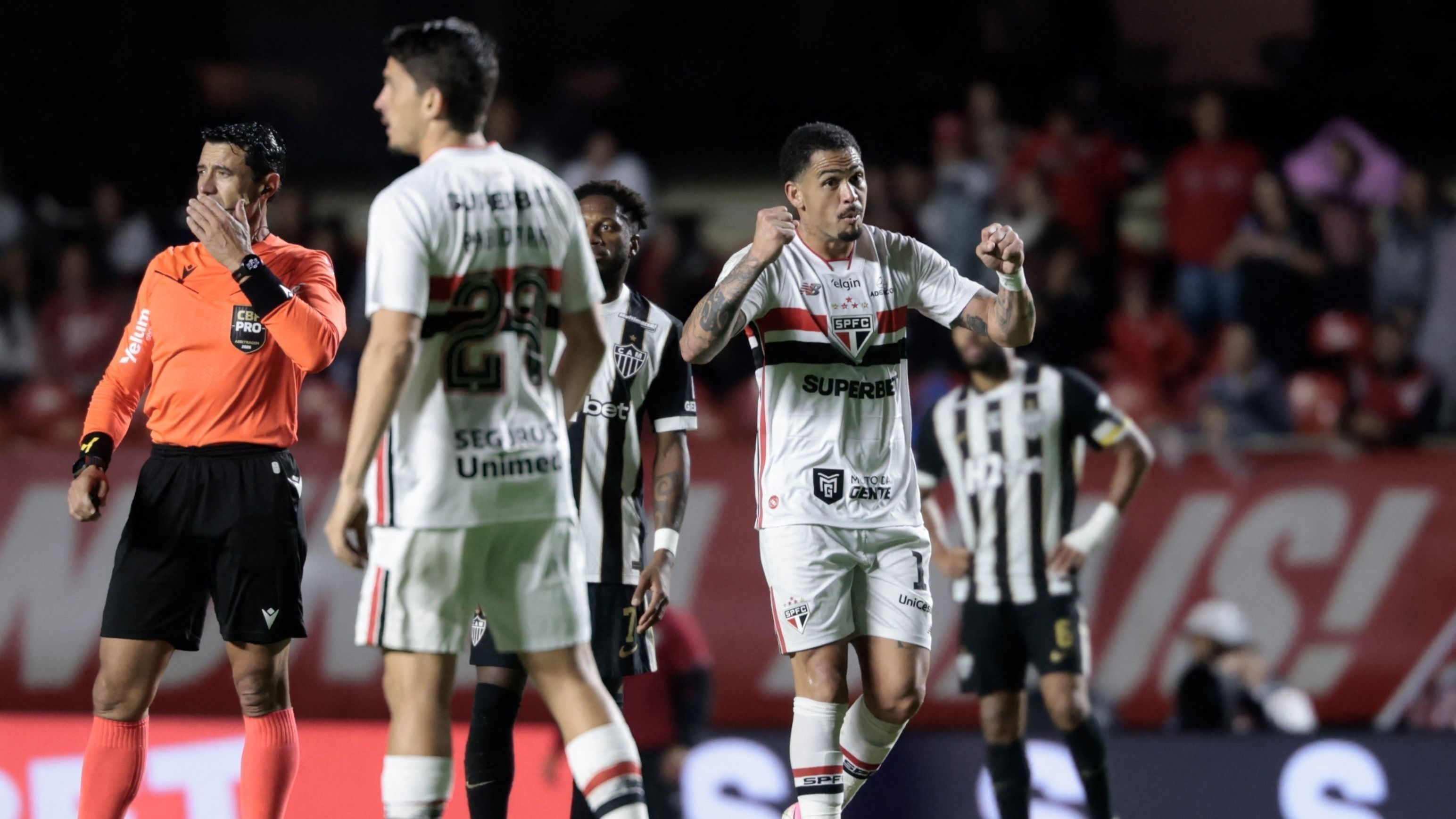 Atlético ‘desliga’ no 2º tempo, perde para o São Paulo e tem fim de invencibilidade