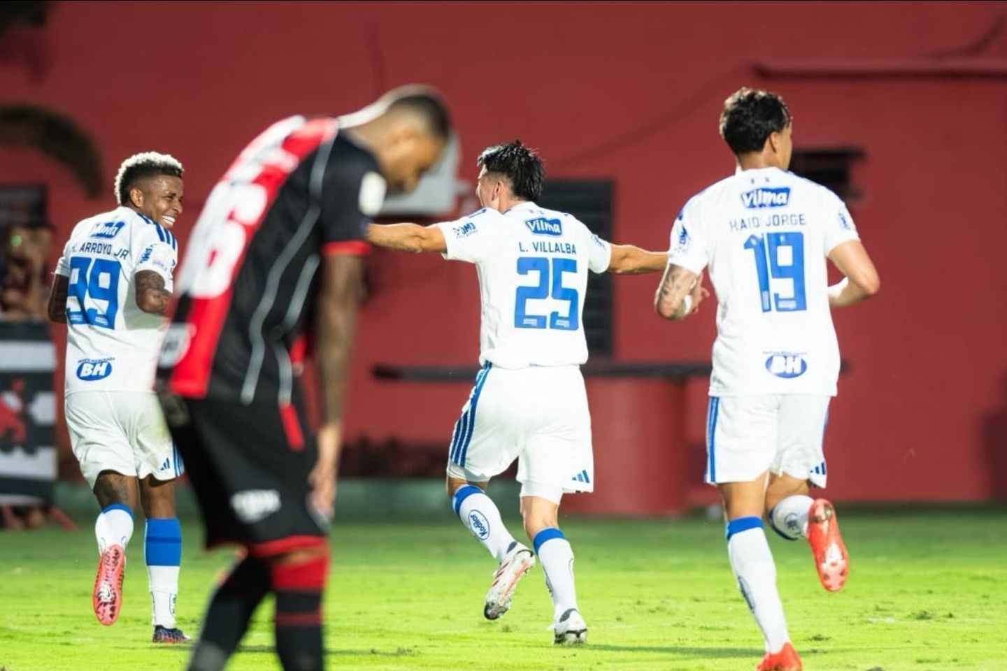 De virada, Cruzeiro bate Vitória fora de casa e cola no G4 do Brasileirão