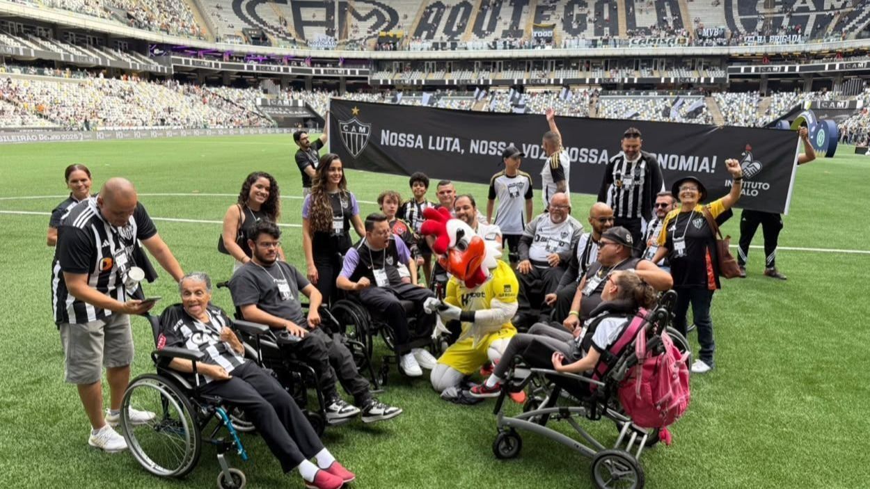 Atlético homenageia reportér da Itatiaia e torcedores por 'mês da pessoa com deficiência'