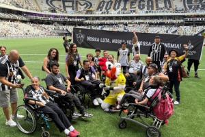 Atlético homenageia repórter da Itatiaia e torcedores por 'mês da pessoa com deficiência'