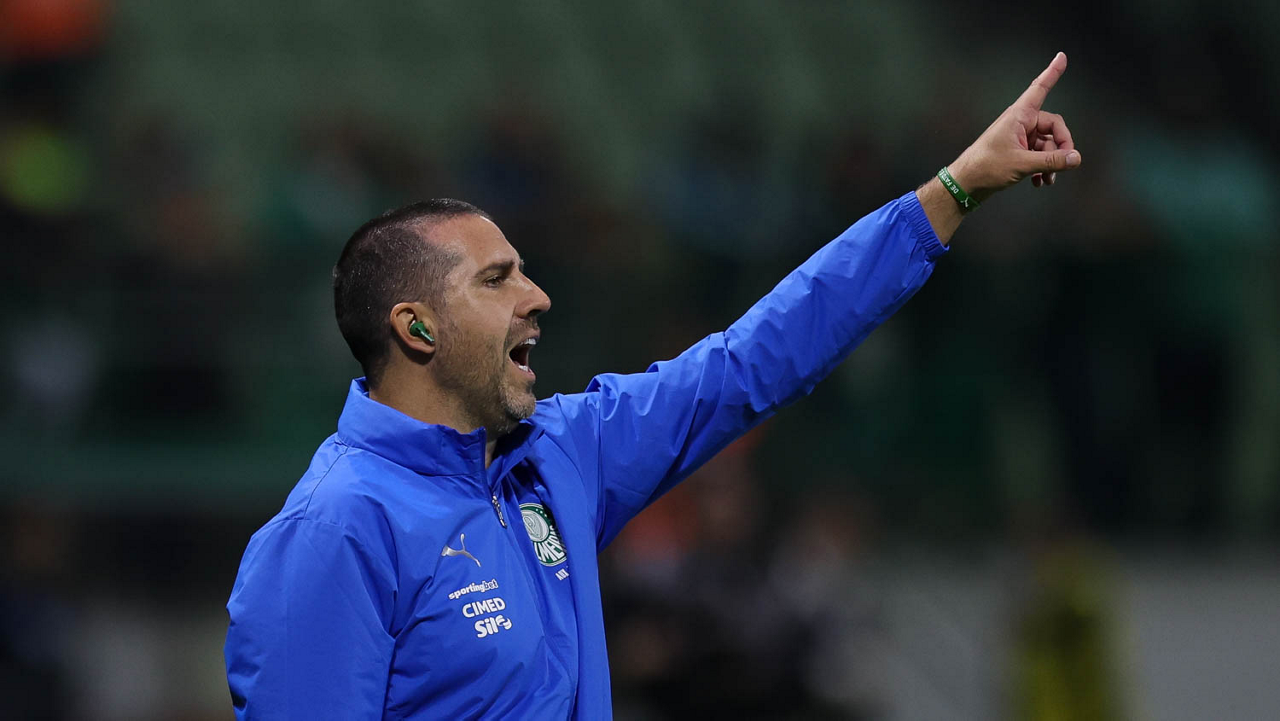 Auxiliar se posiciona sobre suspensão de Abel Ferreira, do Palmeiras