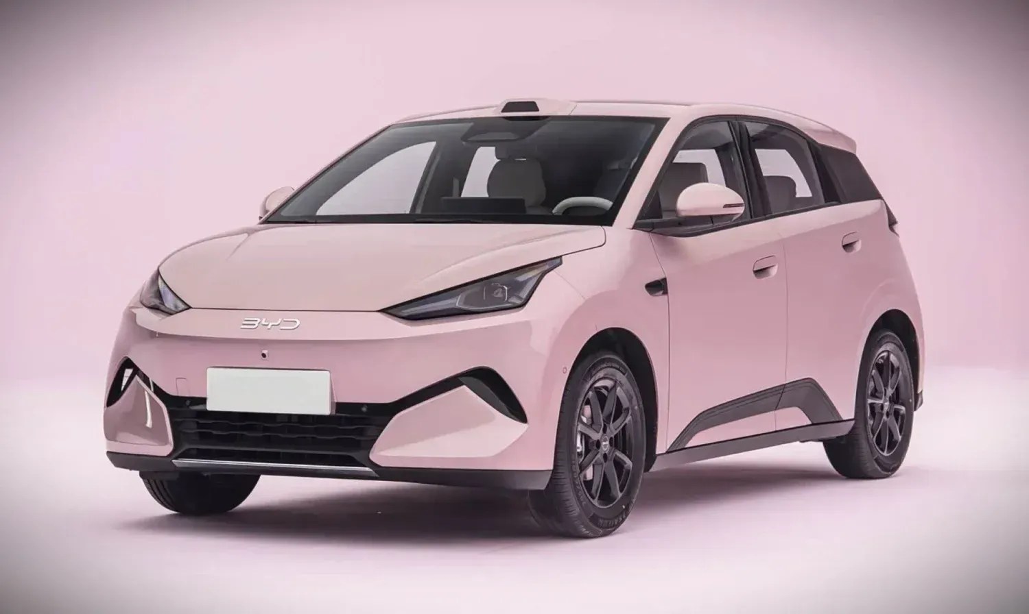 Novo BYD Dolphin Mini terá motor traseiro, dois porta-malas e massagem no banco do motorista