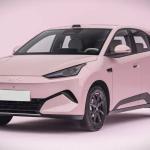 Novo BYD Dolphin Mini terá motor traseiro, dois porta-malas e massagem no banco do motorista