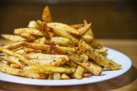 Cozinheiros afirmam: 'Para uma batata frita crocante, adicione 30 gramas deste ingrediente e uma colher de chá de sal'