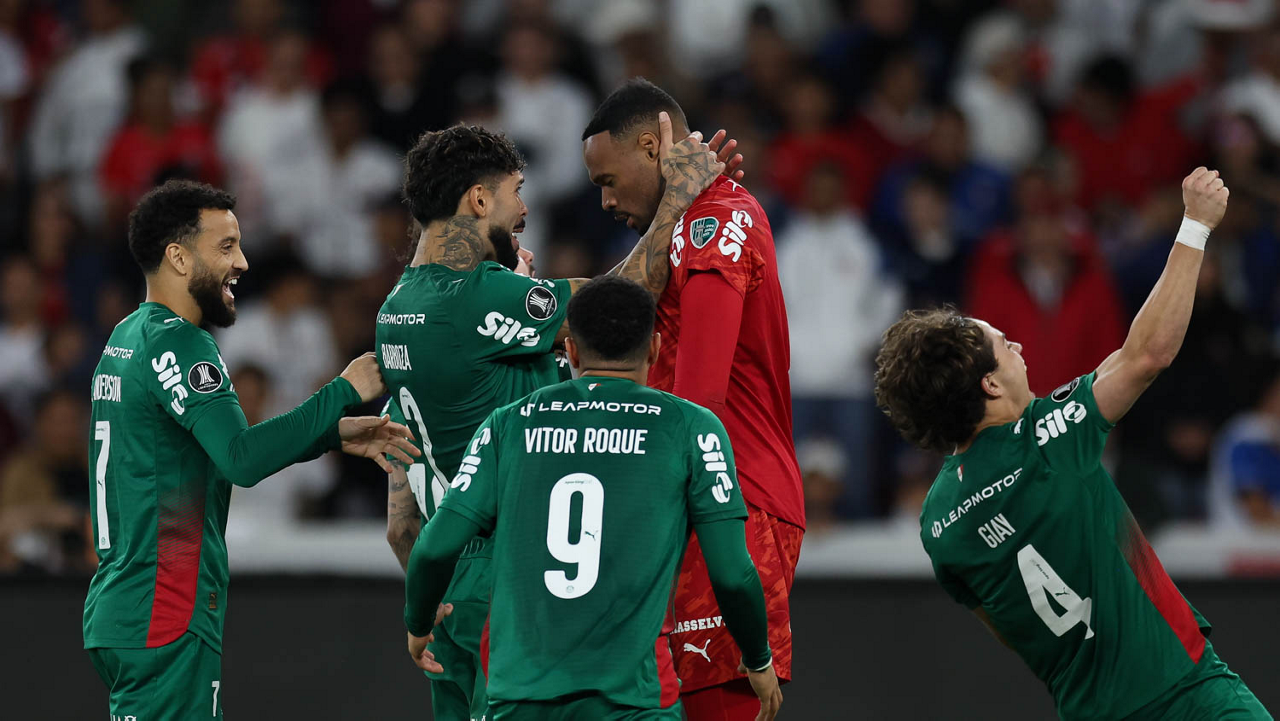 Vitor Roque e Carlos Miguel têm 'redenção' e vivem noite de heróis no Palmeiras