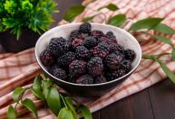 Amora protege o coração e fortalece ossos; saiba como usar a fruta e o chá