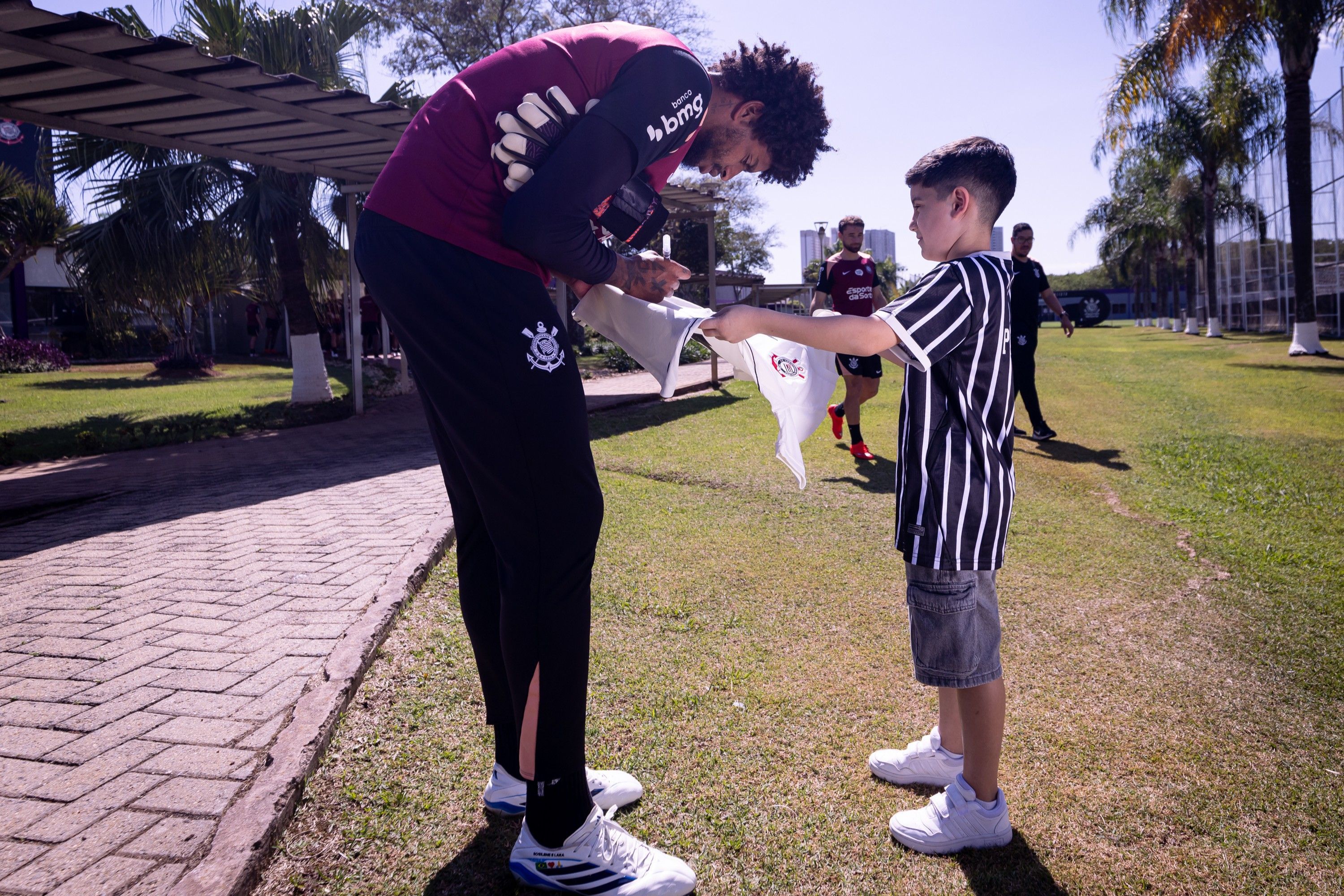 Corinthians: fã de Neymar que foi hostilizado conhece jogadores no CT