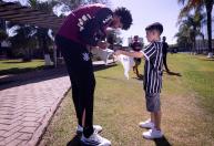 Corinthians: fã de Neymar que foi hostilizado conhece jogadores no CT
