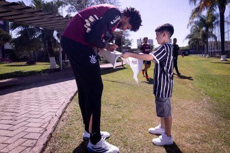Hugo Souza autografou a camisa de Pedro nesta sexta-feira (4)