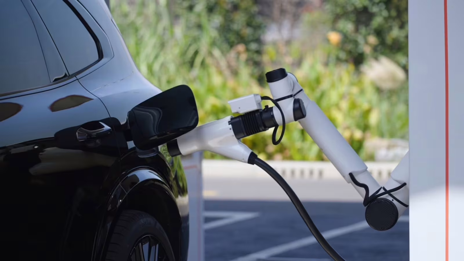Geely desafia a BYD com recarga de carro elétrico em menos de 5 minutos