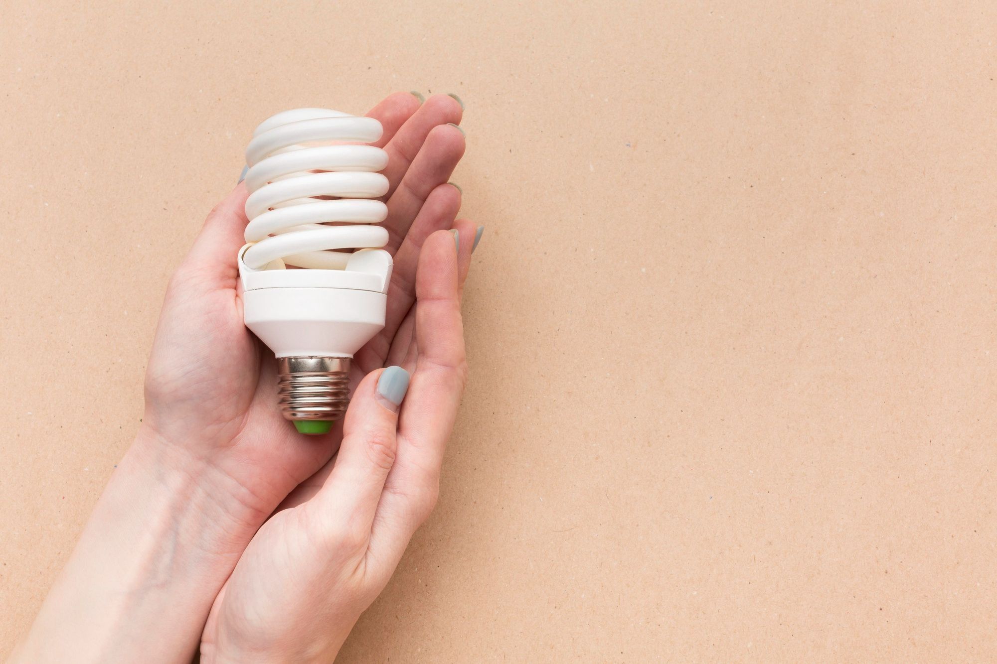 O que significa quando a lâmpada LED continua meio acesa mesmo depois de desligar
