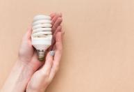 O que significa quando a lâmpada LED continua meio acesa mesmo depois de desligar