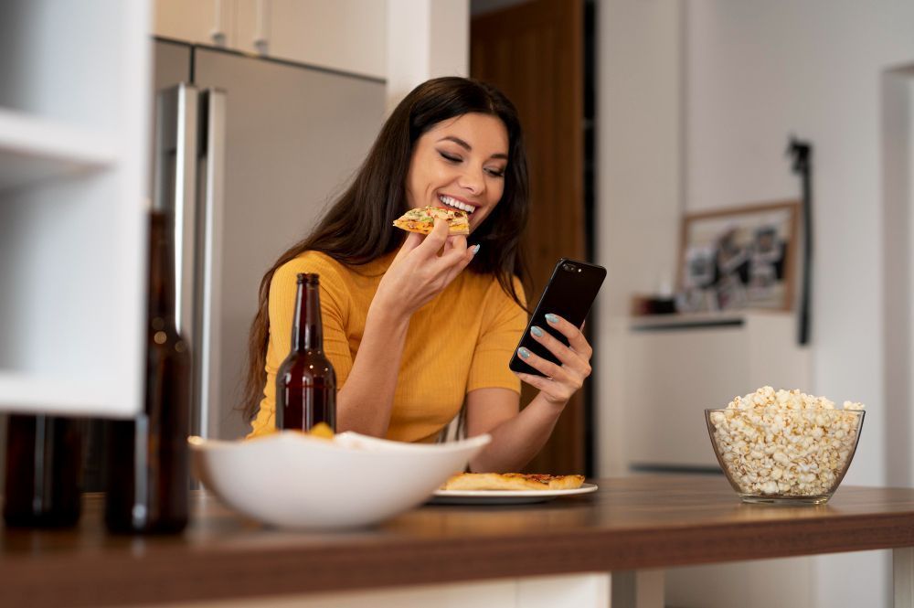 Comer olhando o celular pode atrapalhar a saciedade e fazer você comer mais depois