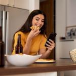 Comer olhando o celular pode atrapalhar a saciedade e fazer você comer mais depois