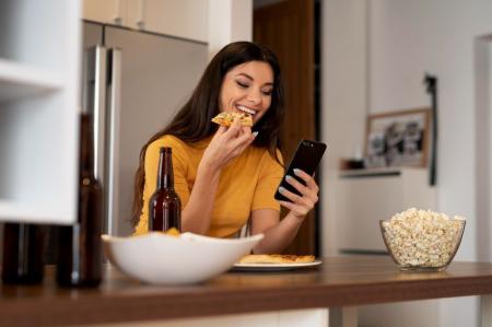comendo olhando o celular