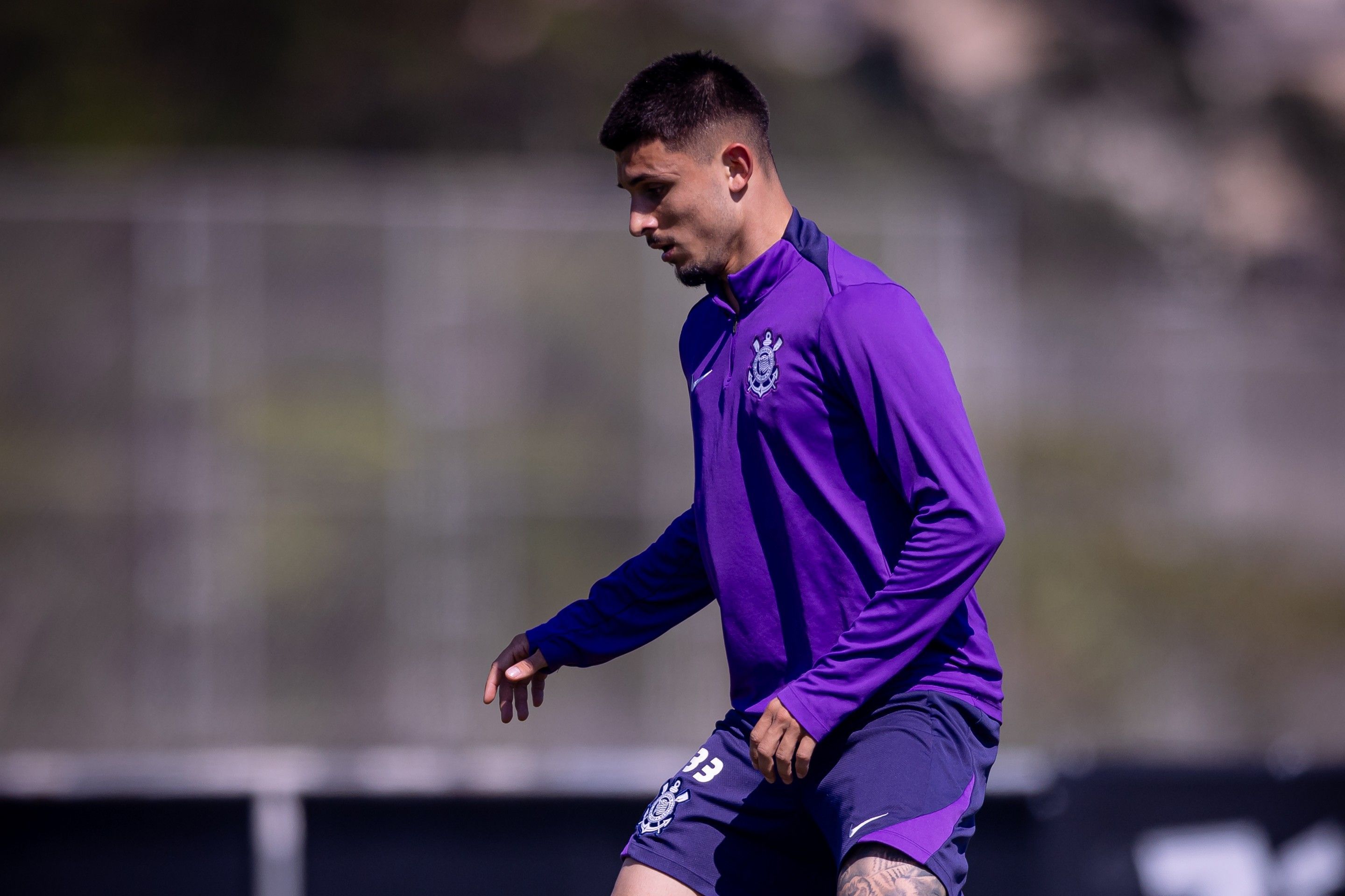 Trio do Corinthians treina separadamente enquanto busca transferência