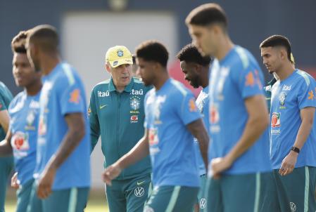 Ancelotti durante treino da Seleção Brasileira em Brisbane