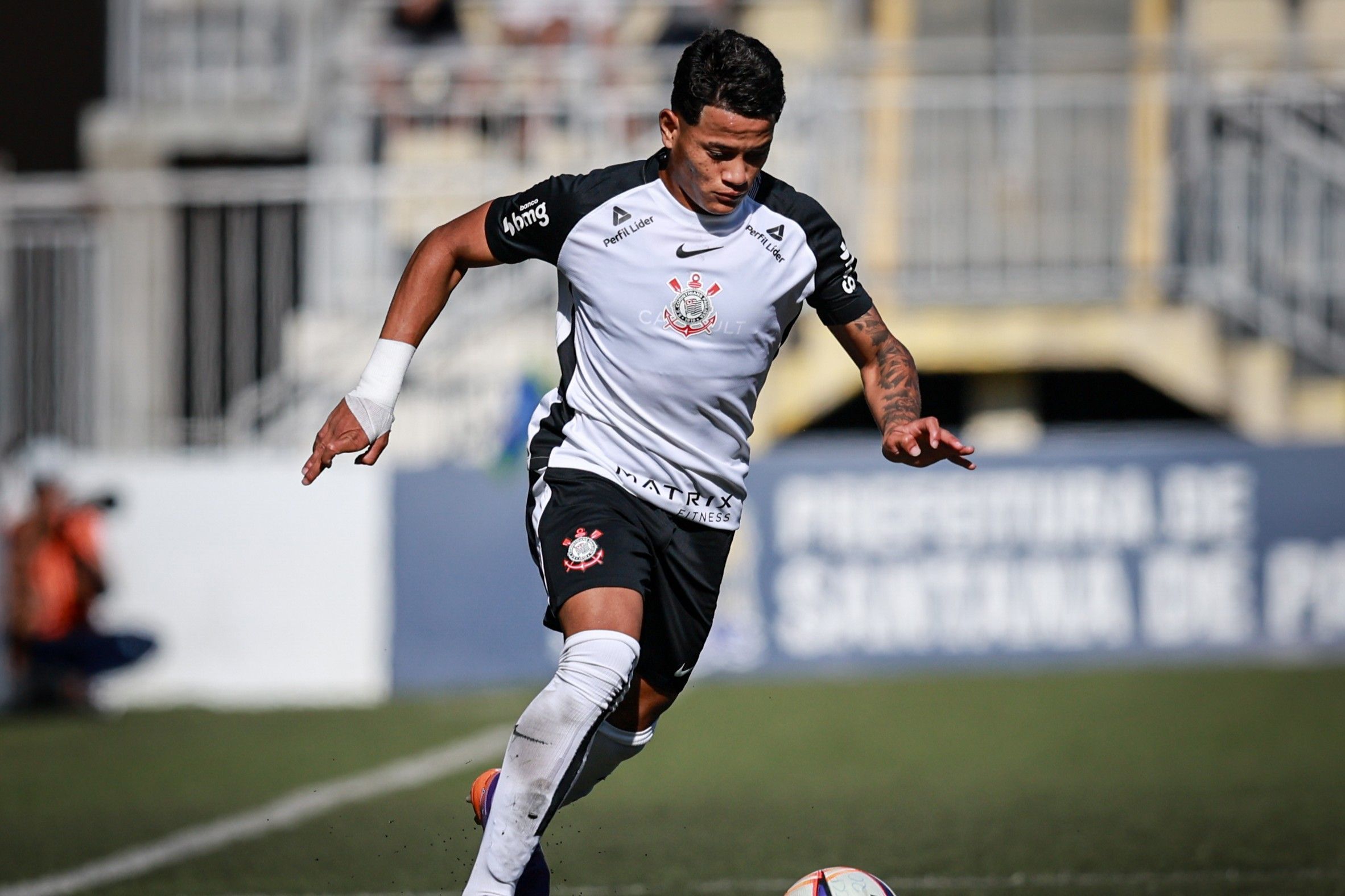 Corinthians acerta renovação de artilheiro da base; veja tempo de contrato e multa