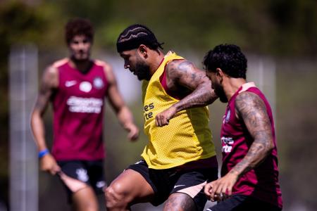 Memphis Depay em ação em treino do Corinthians