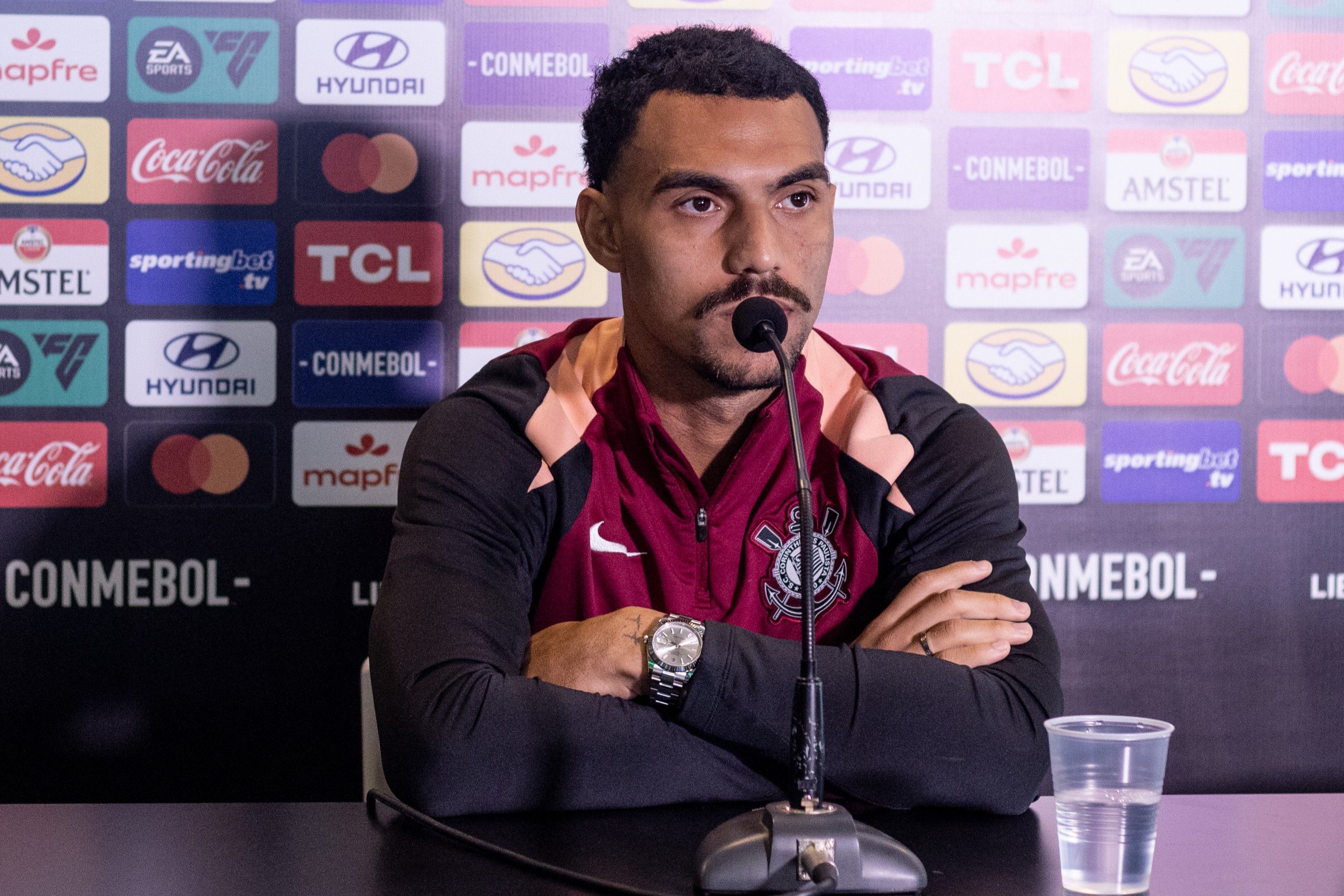 Matheuzinho, do Corinthians, sai em defesa de Diniz: 'Confiamos 100%'