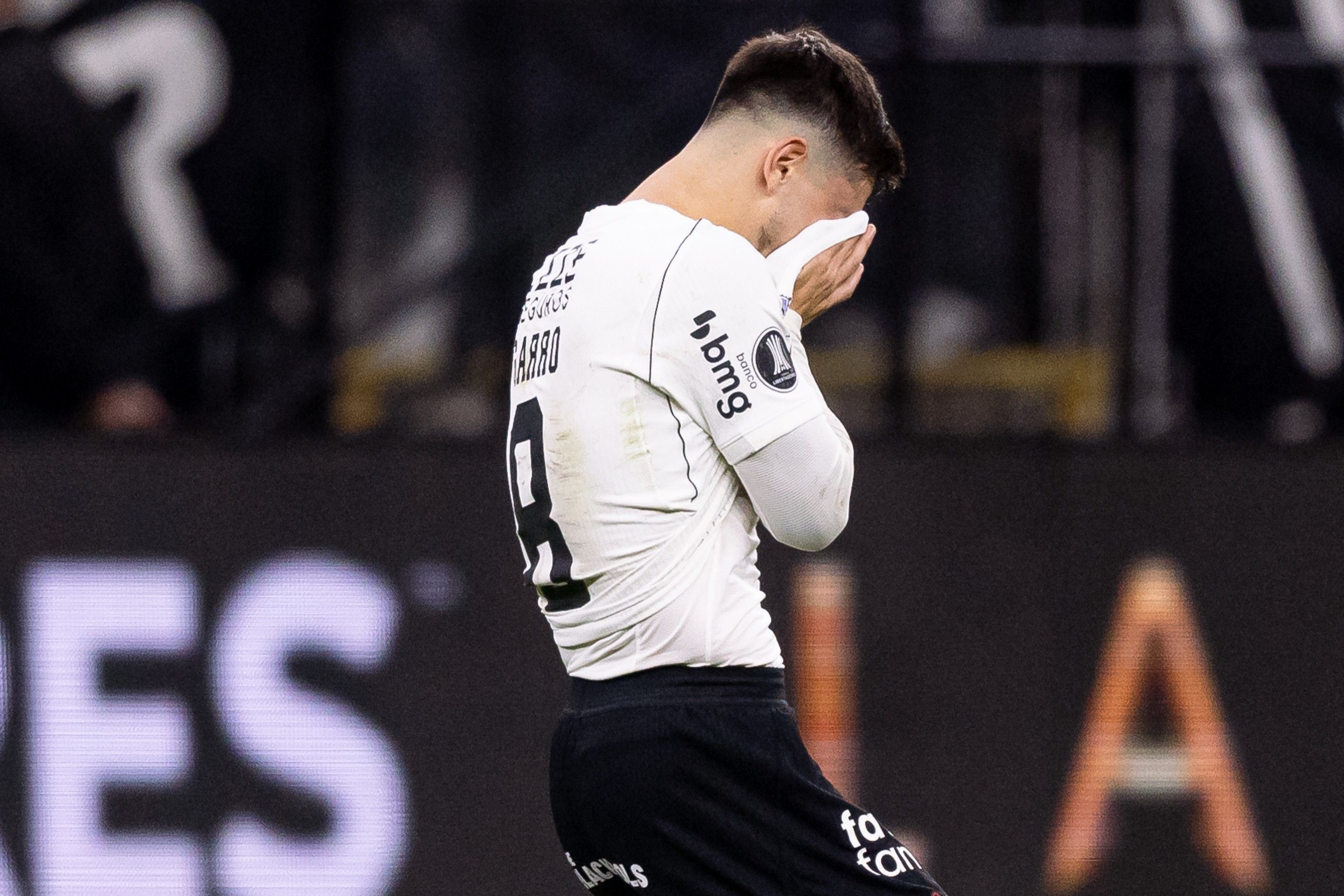 Meia do Corinthians fala sobre pênalti perdido por Memphis: 'Seria covarde da minha parte'