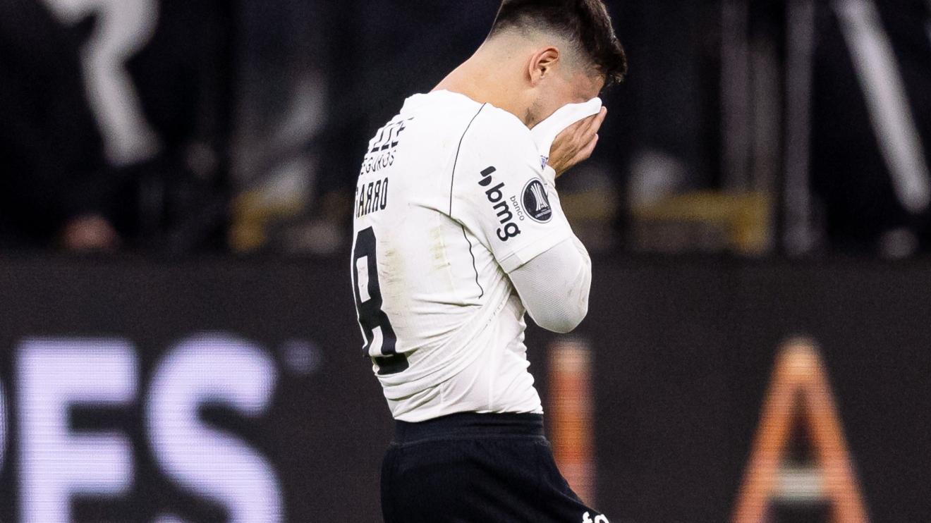 Meia do Corinthians fala sobre pênalti perdido por Memphis: 'Seria covarde da minha parte'