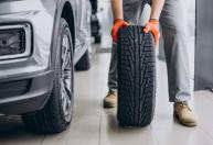 Por que os pneus dos carros são pretos? A resposta surpreende e tem relação com a segurança